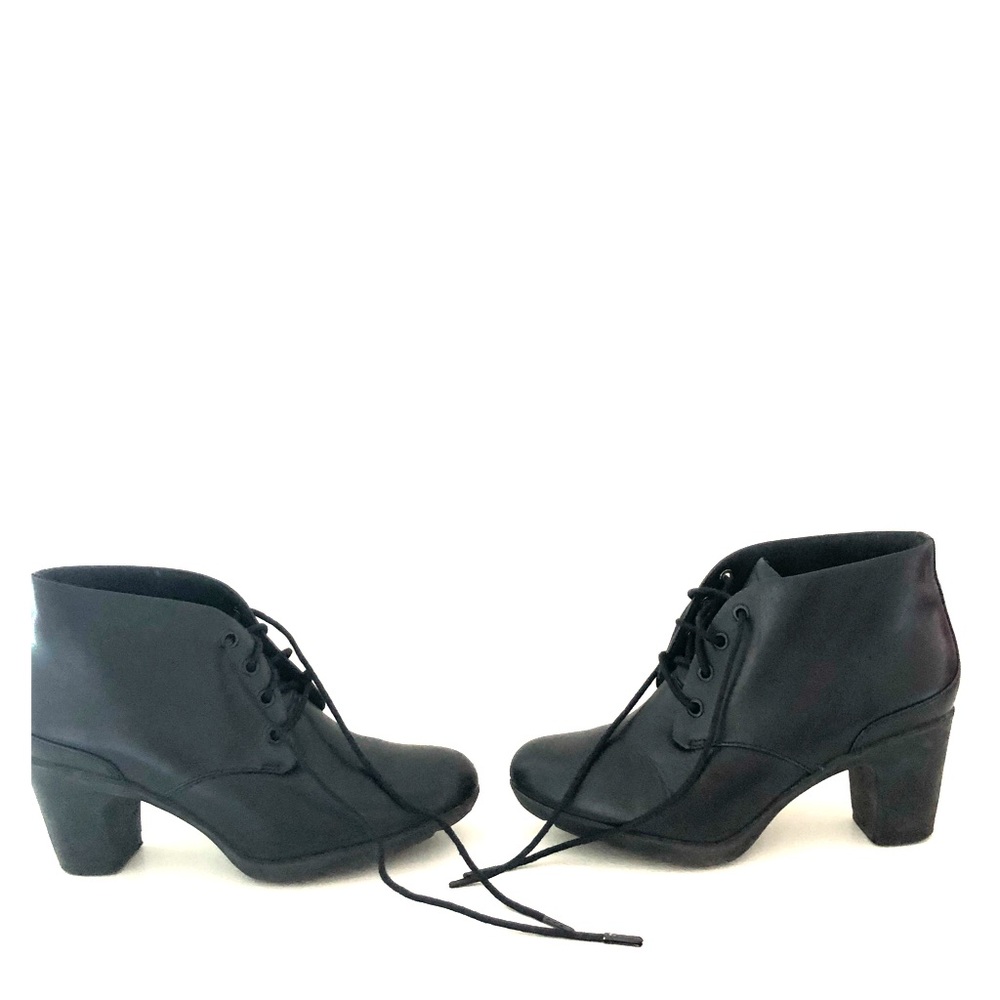 (DONATED) Size 6 Clark’s Black Lace Up Booties 💗